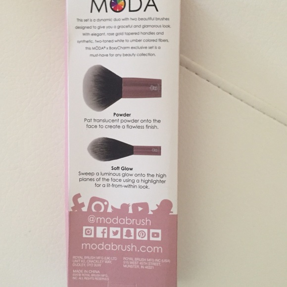 **SOLD**MODA 2-Piece Powder and Soft Glow Kit - Picture 2 of 3